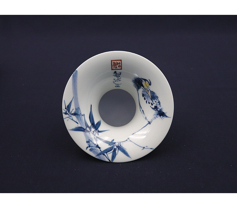 122. 청화 유리홍 팔가조죽문