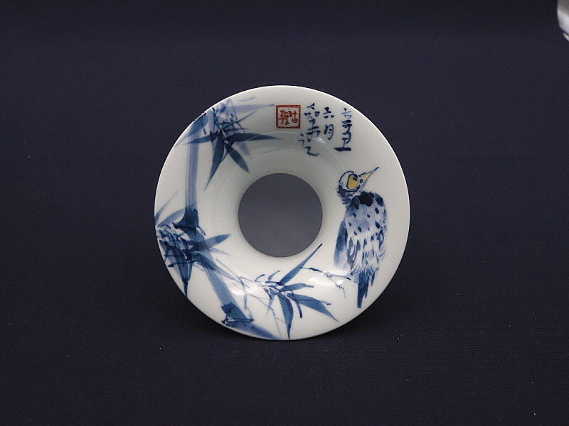 130. 청화 유리홍 조죽문