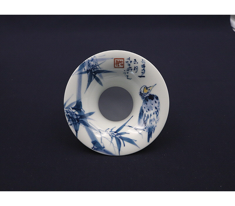 130. 청화 유리홍 조죽문