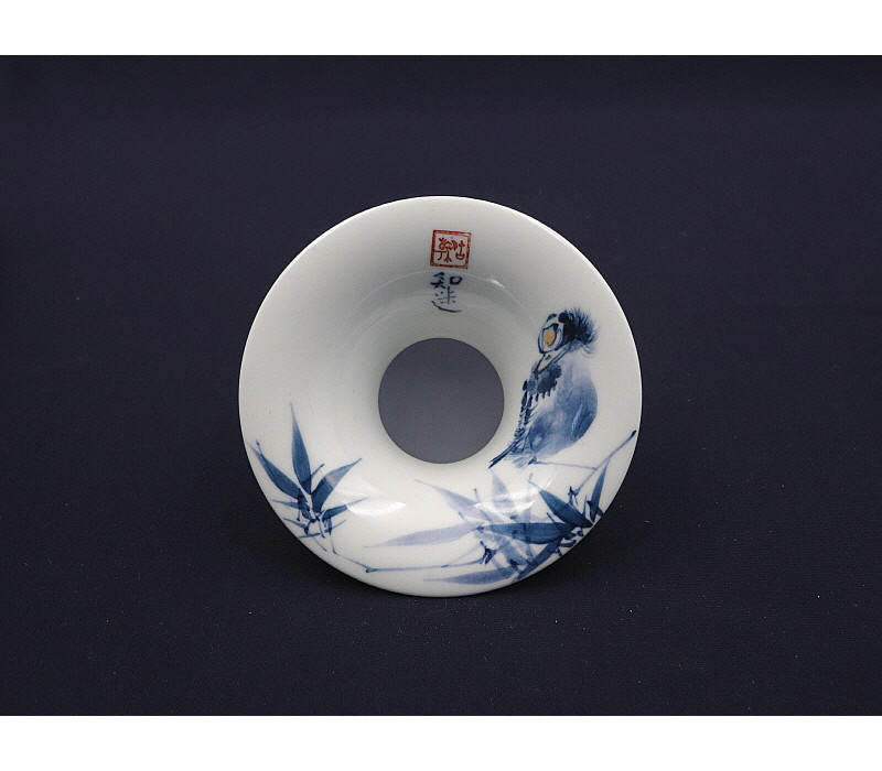 131. 청화 유리홍 팔가조죽문