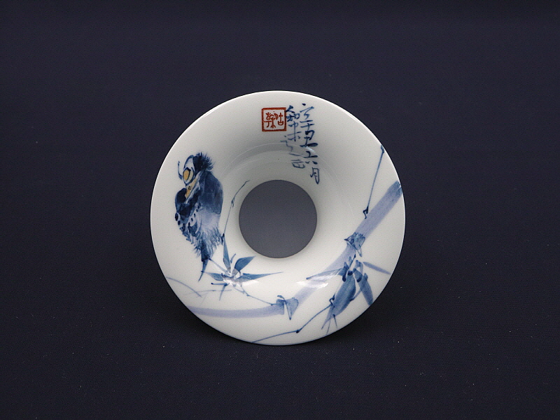 134. 청화 유리홍 팔가조죽문