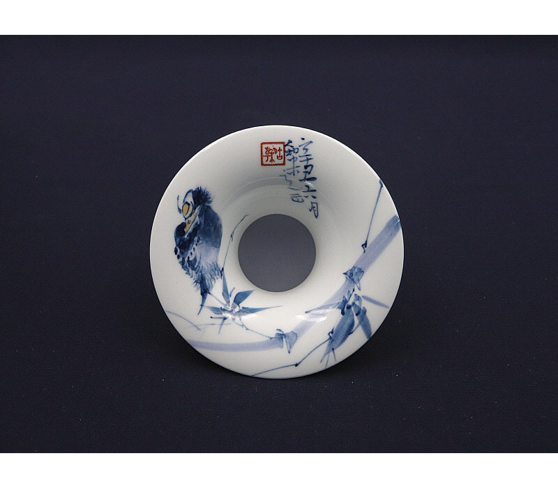 134. 청화 유리홍 팔가조죽문