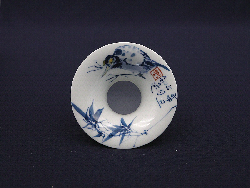 135. 청화 유리홍 조죽문