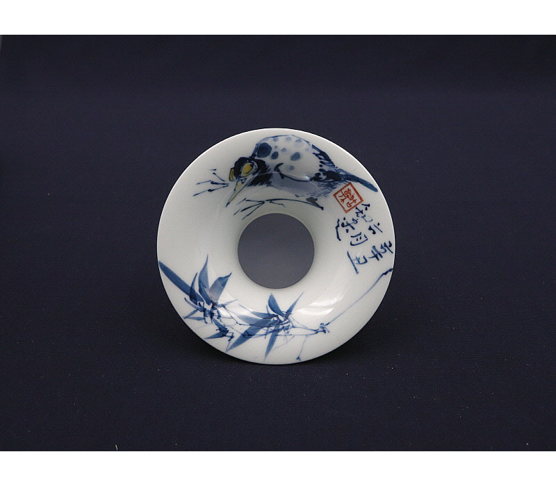 135. 청화 유리홍 조죽문