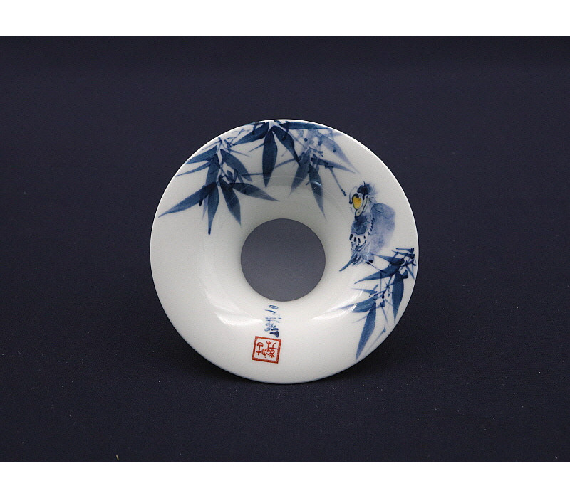 136. 청화 유리홍 팔가조죽문