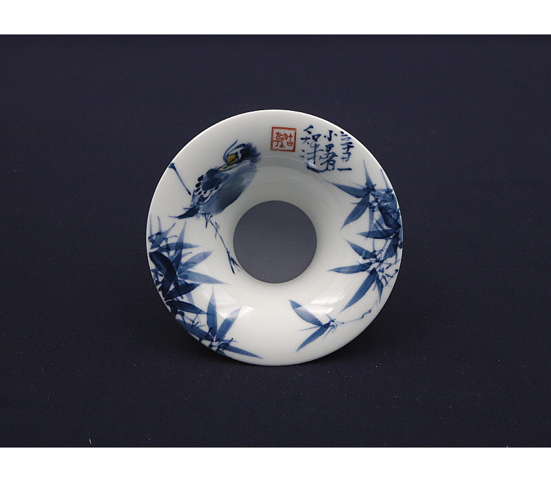 137. 청화 유리홍 팔가조죽문