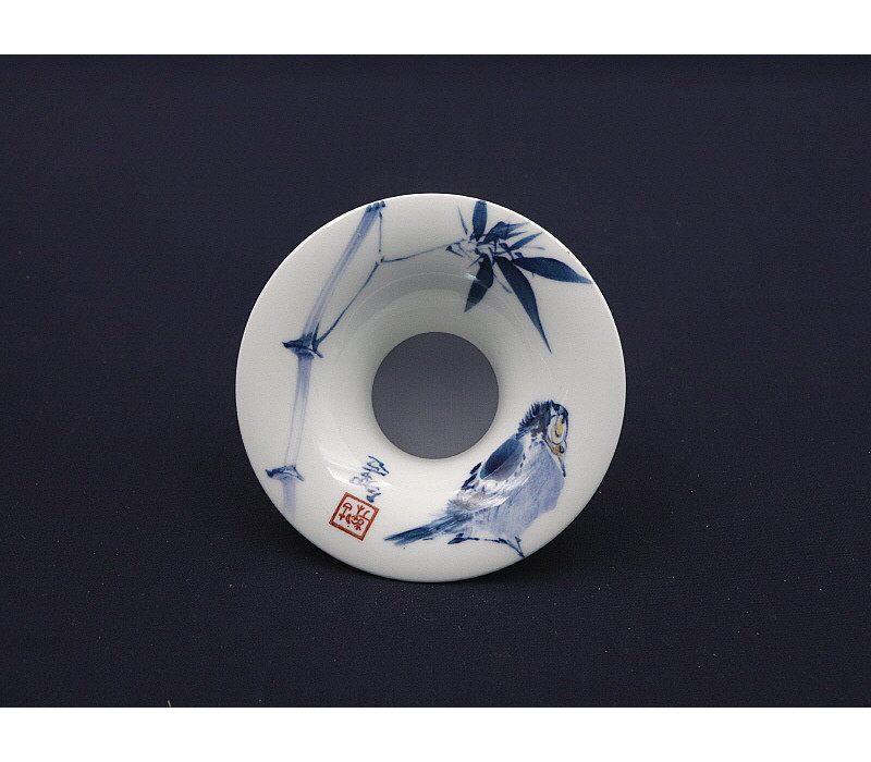 139. 청화 유리홍 팔가조죽문