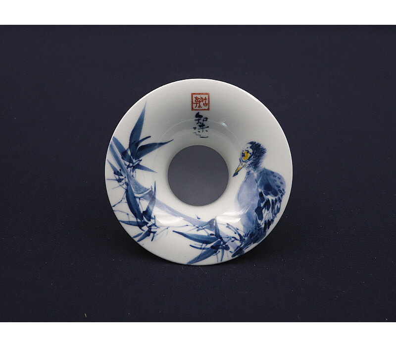 141. 청화 유리홍 팔가조죽문