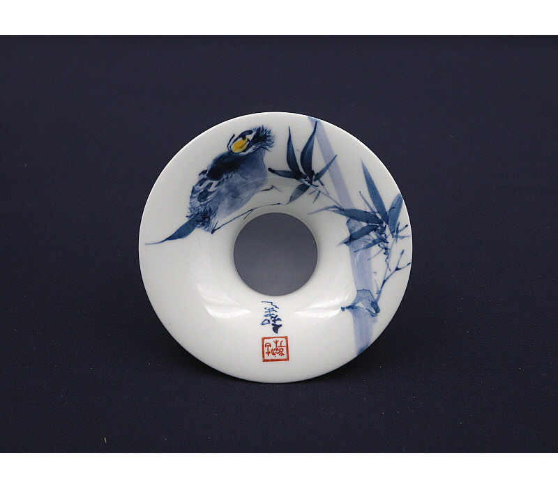 142. 청화 유리홍 팔가조죽문