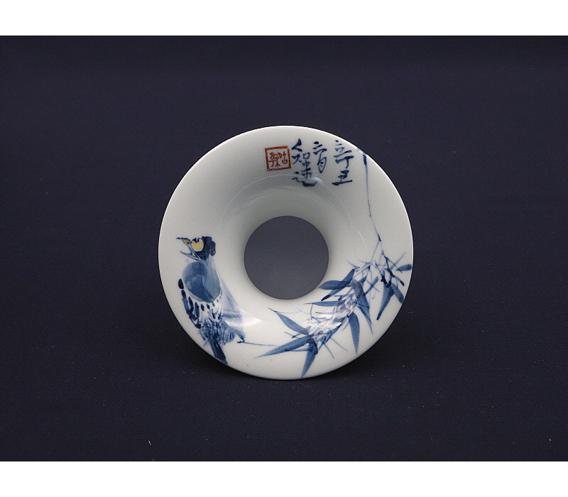 143. 청화 유리홍 조죽문