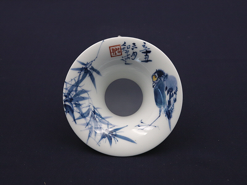 146. 청화 유리홍 팔가조죽문