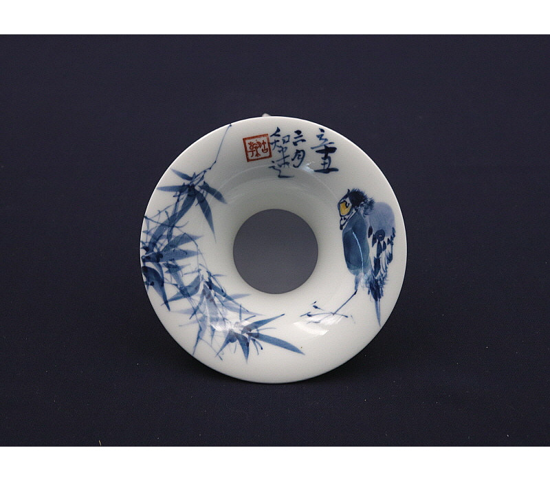 146. 청화 유리홍 팔가조죽문