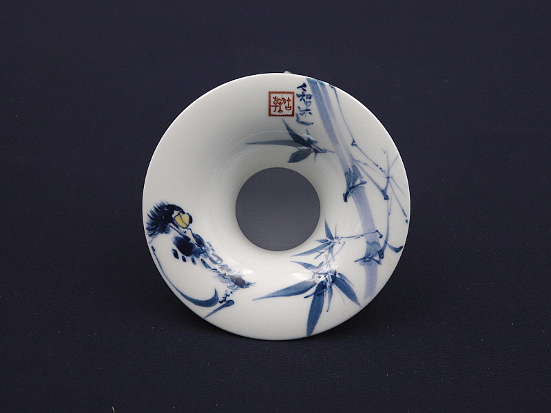 147. 청화 유리홍 팔가조죽문