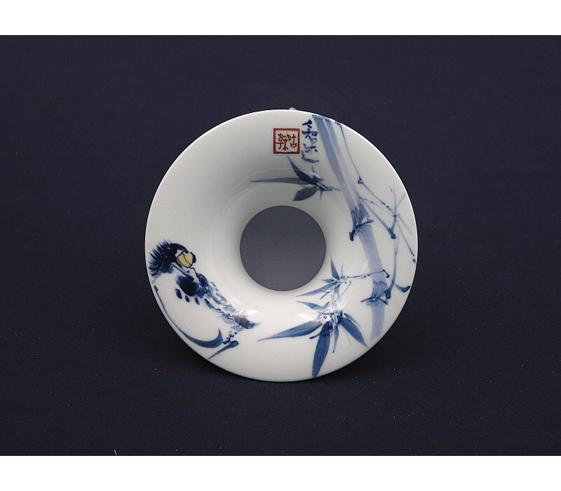 147. 청화 유리홍 팔가조죽문