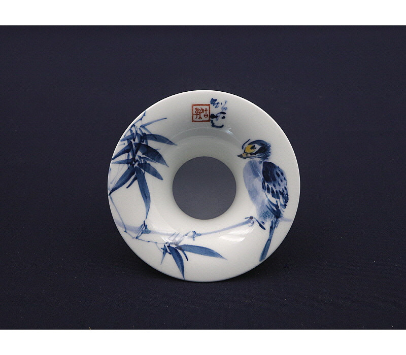 148. 청화 유리홍 팔가조죽문